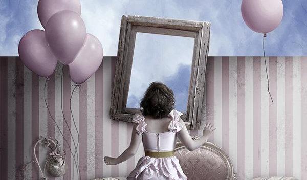 pige foran spejl med balloner
