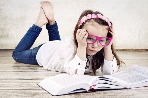 En pige er udmattet af at læse, fordi hu ner et af de pressede børn