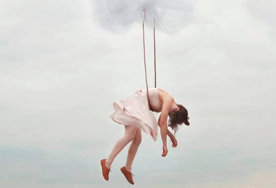 Ballerina hænger i reb, hvor hun er bukket under for svimmelhed