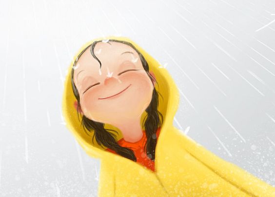 Pige smiler i regnvejr
