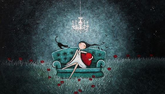 Pige på sofa holder om hjerte
