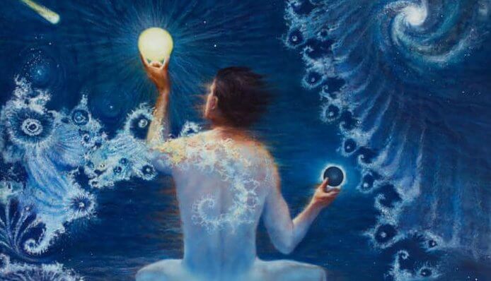 Kvinde rækker ud efter sol og måne