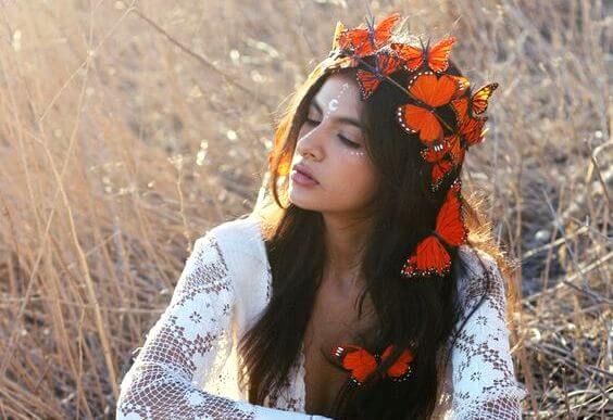 Kvinde med sommerfugle i håret