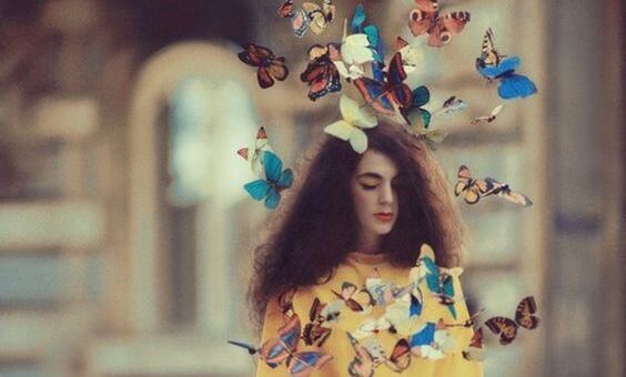 Kvinde fyldt med sommerfugle behersker indre fred