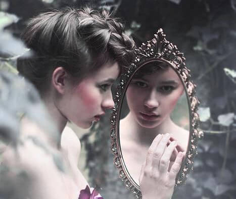 Person ser sig selv i spejl