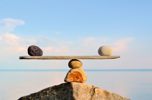 Sten i balance på vippe