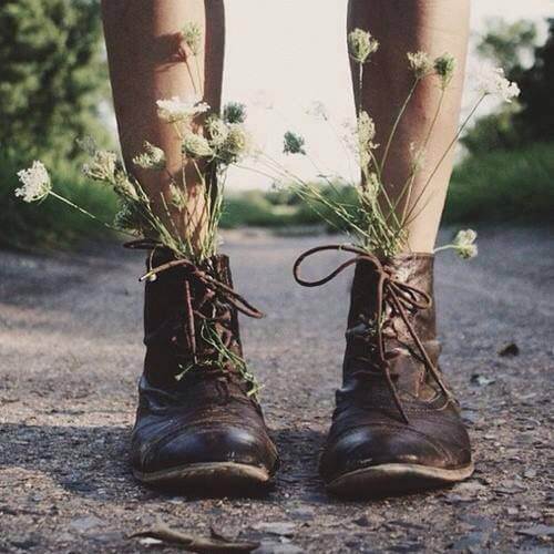 Støvler med blomster i viser, hvor frit man kan opføre sig, når man er alene