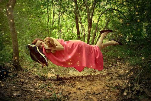 En pige svæver i skov symboliserer søvnlammelse
