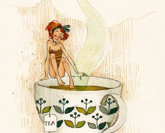 En kvinde, der dypper sine fødder i en kæmpe kop te for at føle ro 
