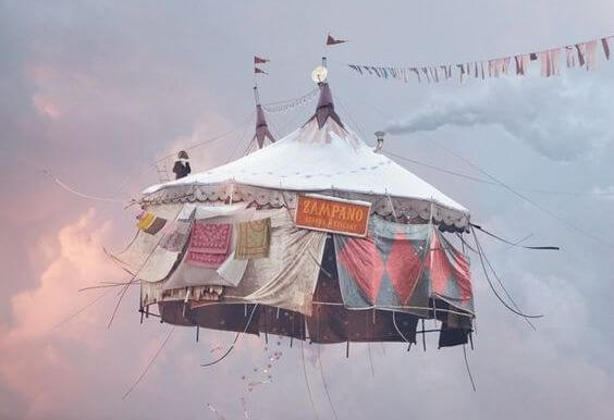 Cirkustelt i skyer