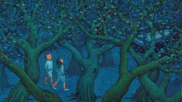 To mennesker går gennem en mørk skov til en båd