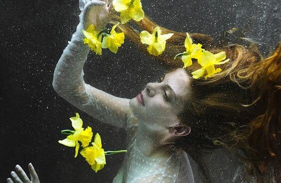 Kvinde i vand med gule blomster