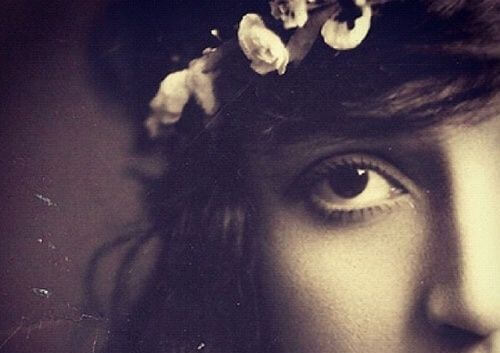 Kvinde med blomsterkrans i håret