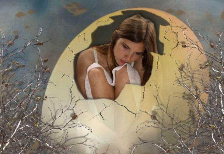 Kvinde i æg, der er knækket