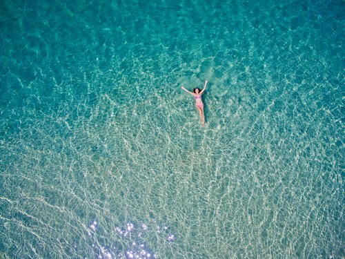 Kvinde flyder alene i havet