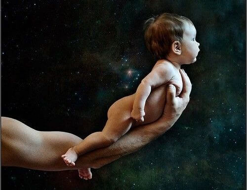 Baby på fars arm