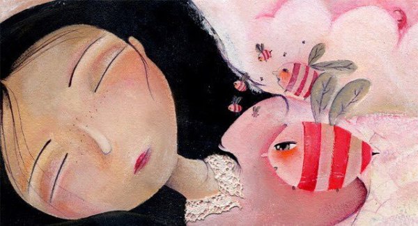 Pige sover med bi på bryst