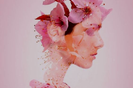 Kvindes ansigt lavet af blomster