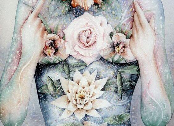 Blomster foran bryst symboliserer alt godt i verden