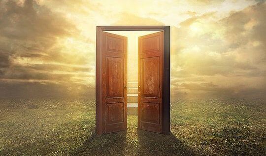 Åben dør mod solen symboliserer forudanelser