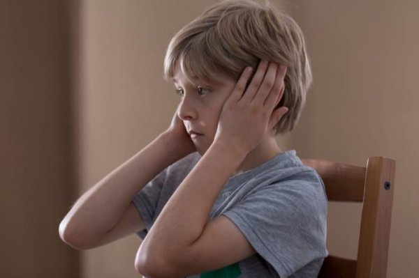 Dreng holder sig for ørerne