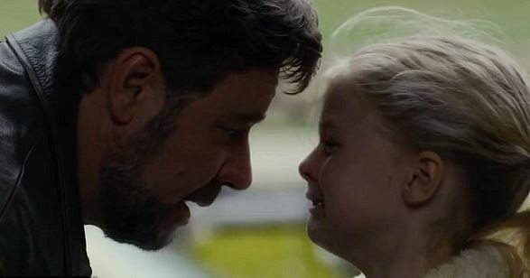 Pige, der er blevet forladt af far, møder ham igen og græder