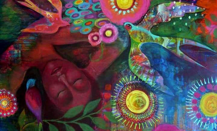 Kvinde blandt fugle og farverige mønstre