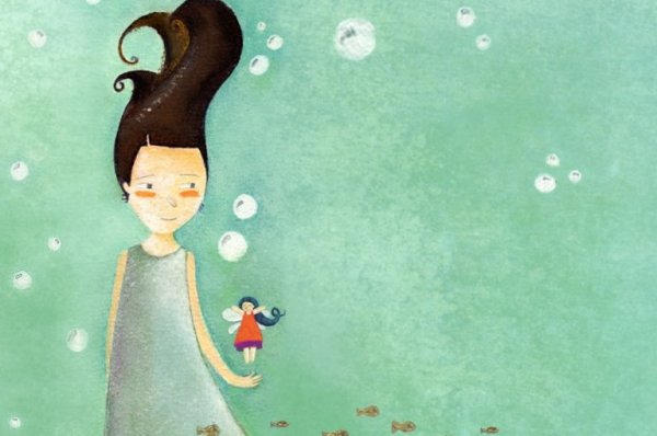 Fe holder lille person i hånd