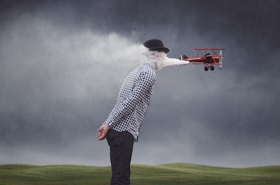 Flyvemaskine puster røg i hovedet på mand