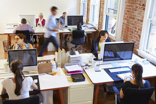 Personer på kontor arbejder