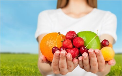 Kvinder har hænderne fulde af frugter, som er superfoods