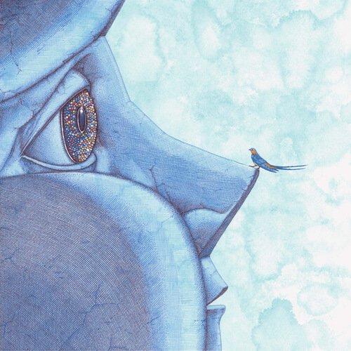 Fugl sidder på statues næse