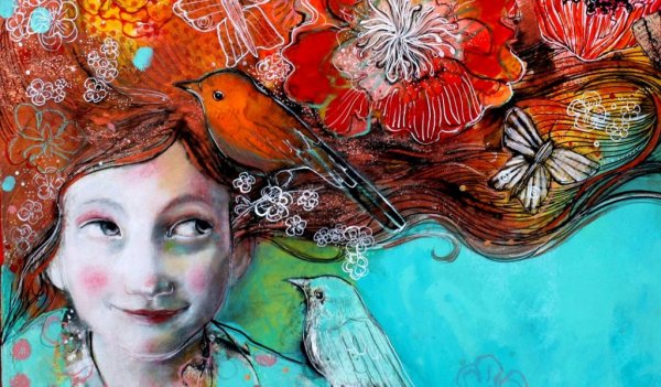 Glad pige med fugl på skulder og i håret