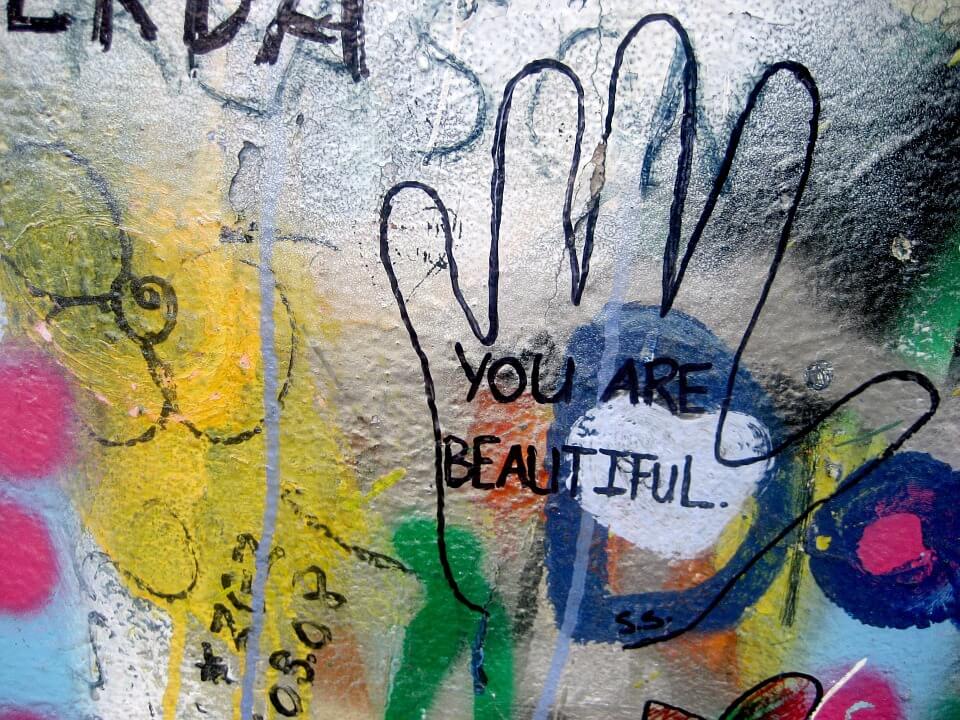 Grafitti med tekst "du er smuk"