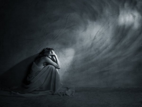 Depressiv kvinde i grotte viser, hvordan nogle følelser skader din krop