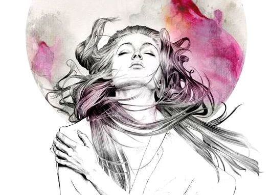 Kvinde med vind i håret omfavner sig selv