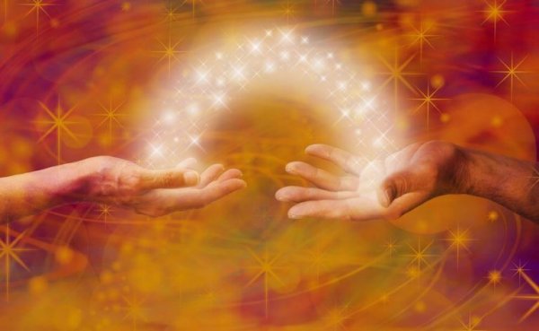 Lys mellem to hænder symboliserer den positive effekt af ærlighed