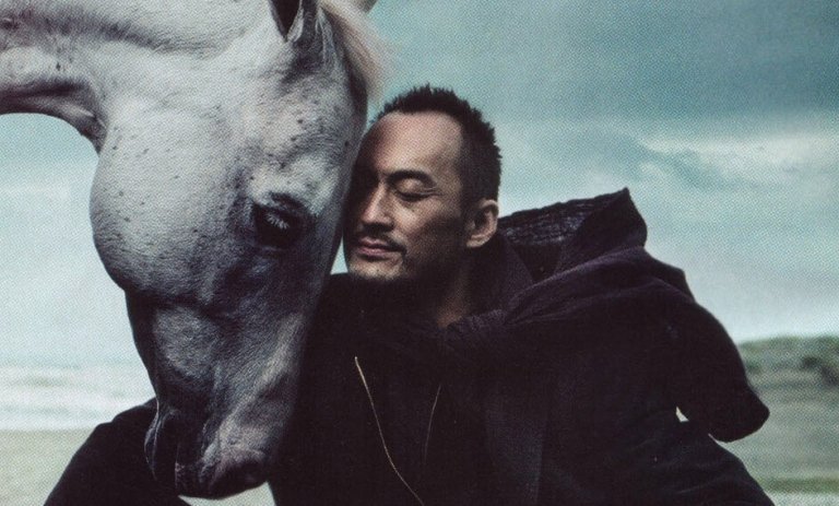 Mand og hest deler følelsesmæssige kærtegn