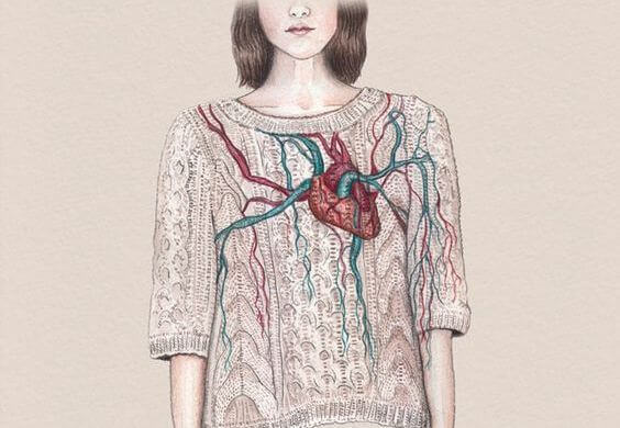 Kvinde med hjerte udenpå trøjen