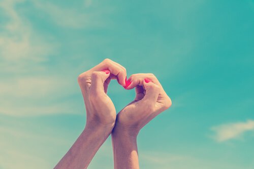 Boost din selvkærlighed som denne kvinde, der danner et hjerte med sine hænder