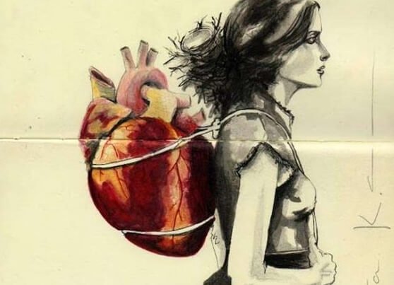 Kvinde bærer hjerte på ryggen som sin følelsesmæssige rygsæk