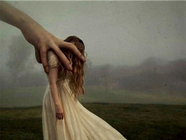 Stor hånd rækker ud efter lille pige