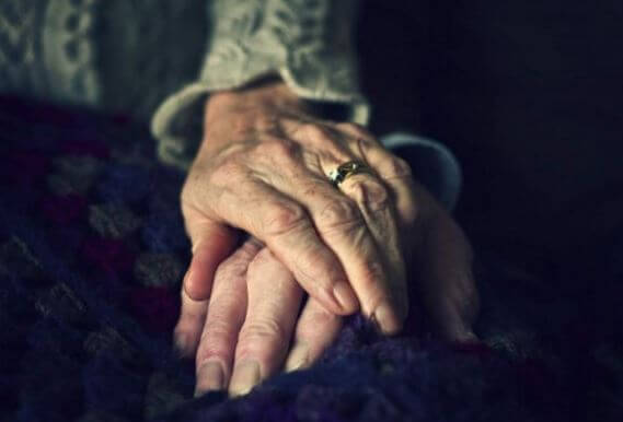 Ældrer par holder i hånden