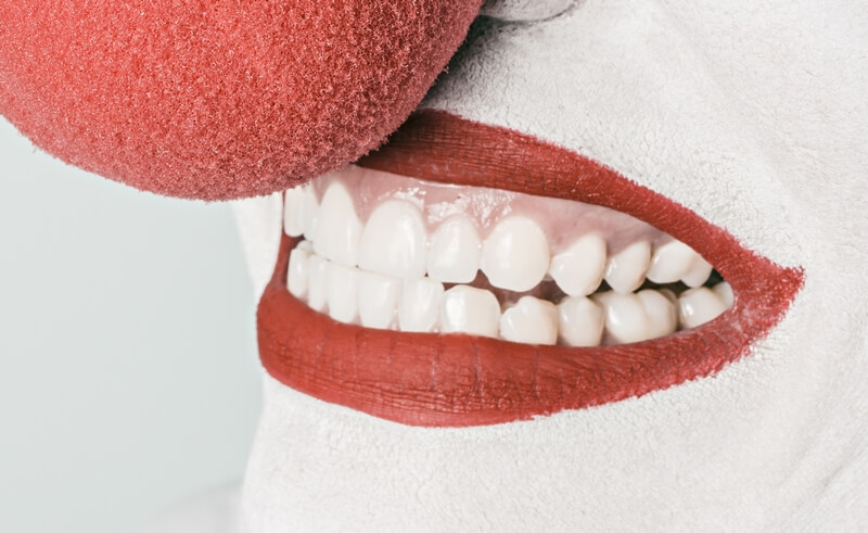 Klovn med falsk smil