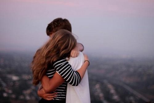 Par omfavner hinanden