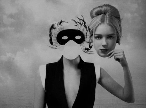 Kvinde med maske udstråler overlegenhed