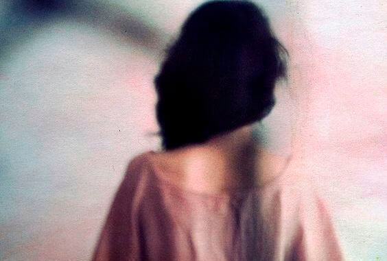 Slørret billede af kvindes ryg