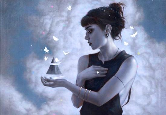 Kvinde prøver at forstå mærkelig genstand