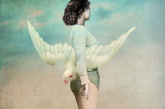 Kvinde holder stor hvid fugl under armen