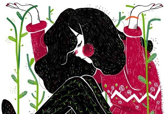 Kvinde sidder blandt planter med hænderne oppe